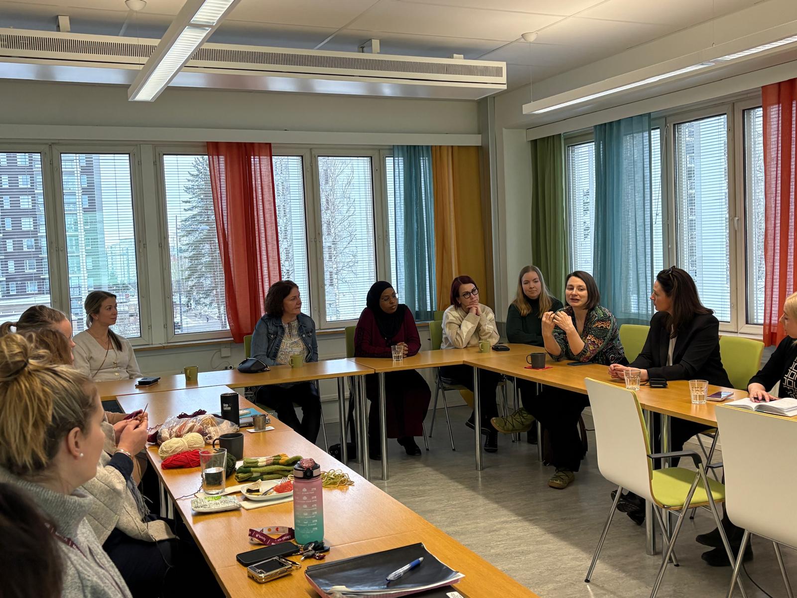 Kävimme aluevaltuustoryhmän kanssa tutustumassa hyvinvointialueen lähisuhdeväkivaltayksikköön